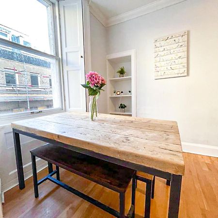 אדינבורו Rose Street'S Hidden Treasure- 2Bed Newly Refurbished Apt מראה חיצוני תמונה
