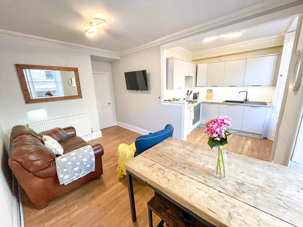 אדינבורו Rose Street'S Hidden Treasure- 2Bed Newly Refurbished Apt מראה חיצוני תמונה