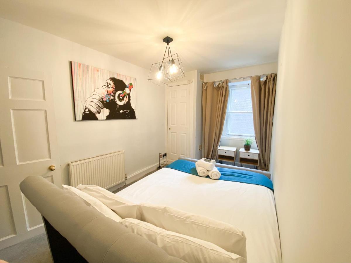 אדינבורו Rose Street'S Hidden Treasure- 2Bed Newly Refurbished Apt מראה חיצוני תמונה