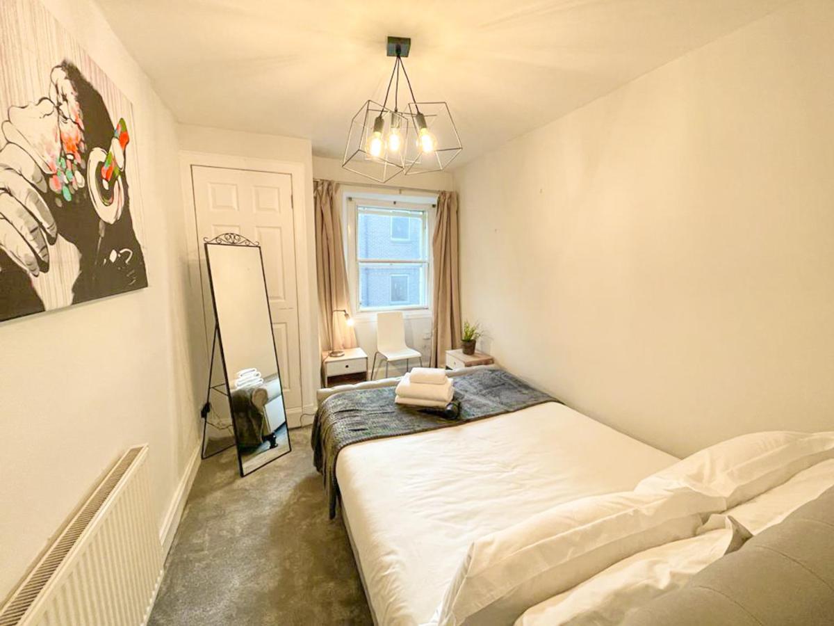 אדינבורו Rose Street'S Hidden Treasure- 2Bed Newly Refurbished Apt מראה חיצוני תמונה