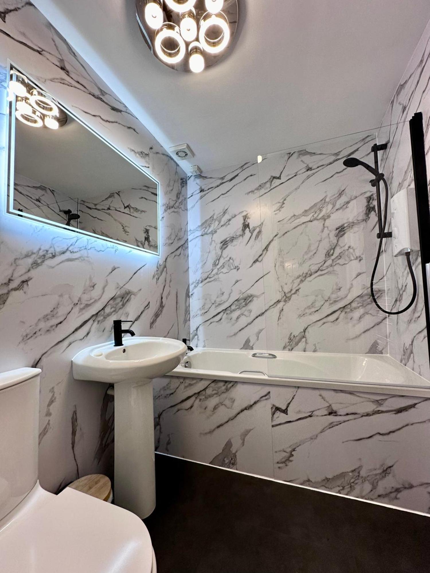 אדינבורו Rose Street'S Hidden Treasure- 2Bed Newly Refurbished Apt מראה חיצוני תמונה